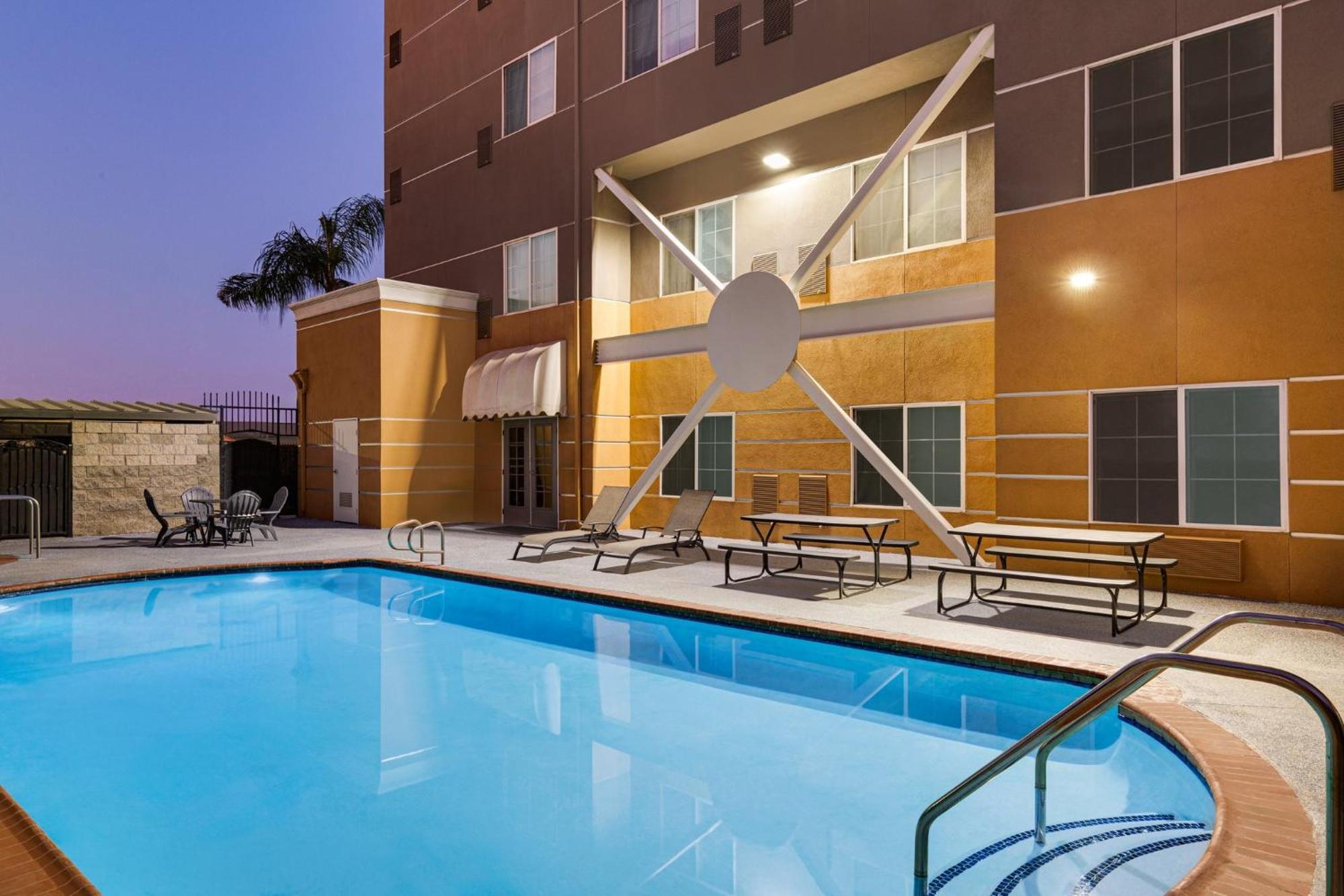 Holiday Inn Express & Suites Bakersfield Central By Ihg Extérieur photo