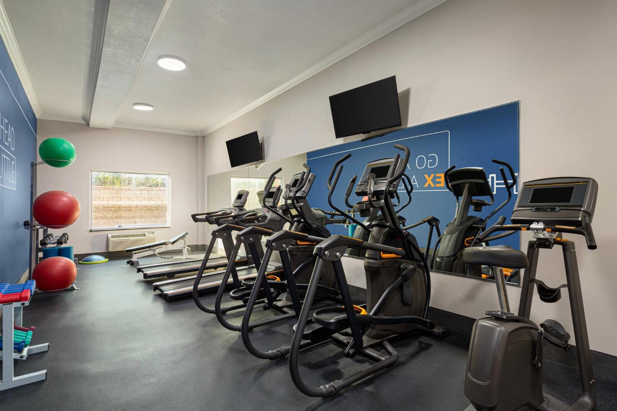 Holiday Inn Express & Suites Bakersfield Central By Ihg Extérieur photo